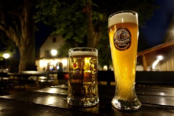 Biergläser im Biergarten