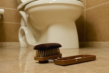 Braune Ablagerungen in der Toilette unter Wasser: Ursachen und effektive Reinigungstipps